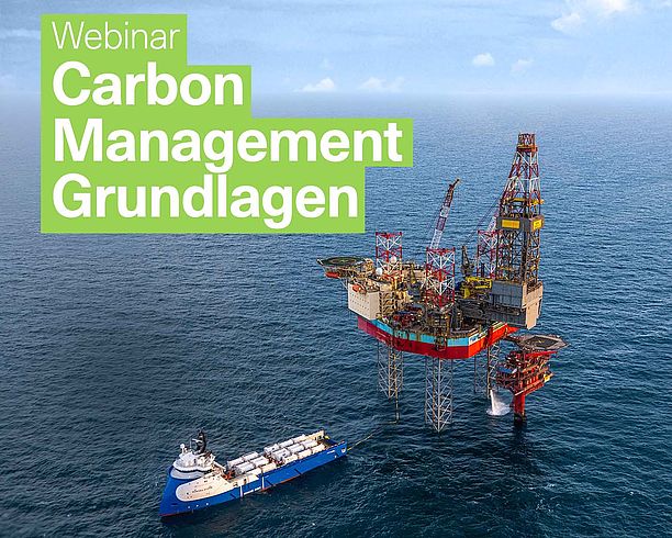 Das Bild zeigt einen Offshore-C02-Terminal, an den die Aurora, ein CO2-Transportschiff, anlandet. Auf dem Bild steht geschrieben: Webinar Carbon Management Grundlagen