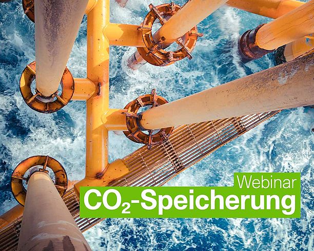 Das Bild zeigt Rohrleitungen von einer Offshore-CO2-Einspeicherungsanlage, die durch das Meer in die Einlagerungsstätte führen. Auf dem Bild steht geschrieben: Webinar CO2-Speicherung.