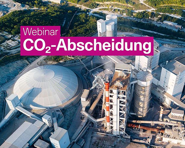 Das Bild zeigt eine Industrieanlage bzw. Zementwerk von oben aus der Luftperspektive. Auf dem Bild steht geschrieben: Webinar CO2-Abscheidung